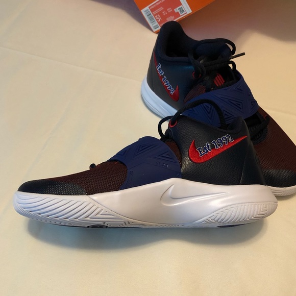 Nike Kyrie Flytrap III (GS) - Picture 6 of 16